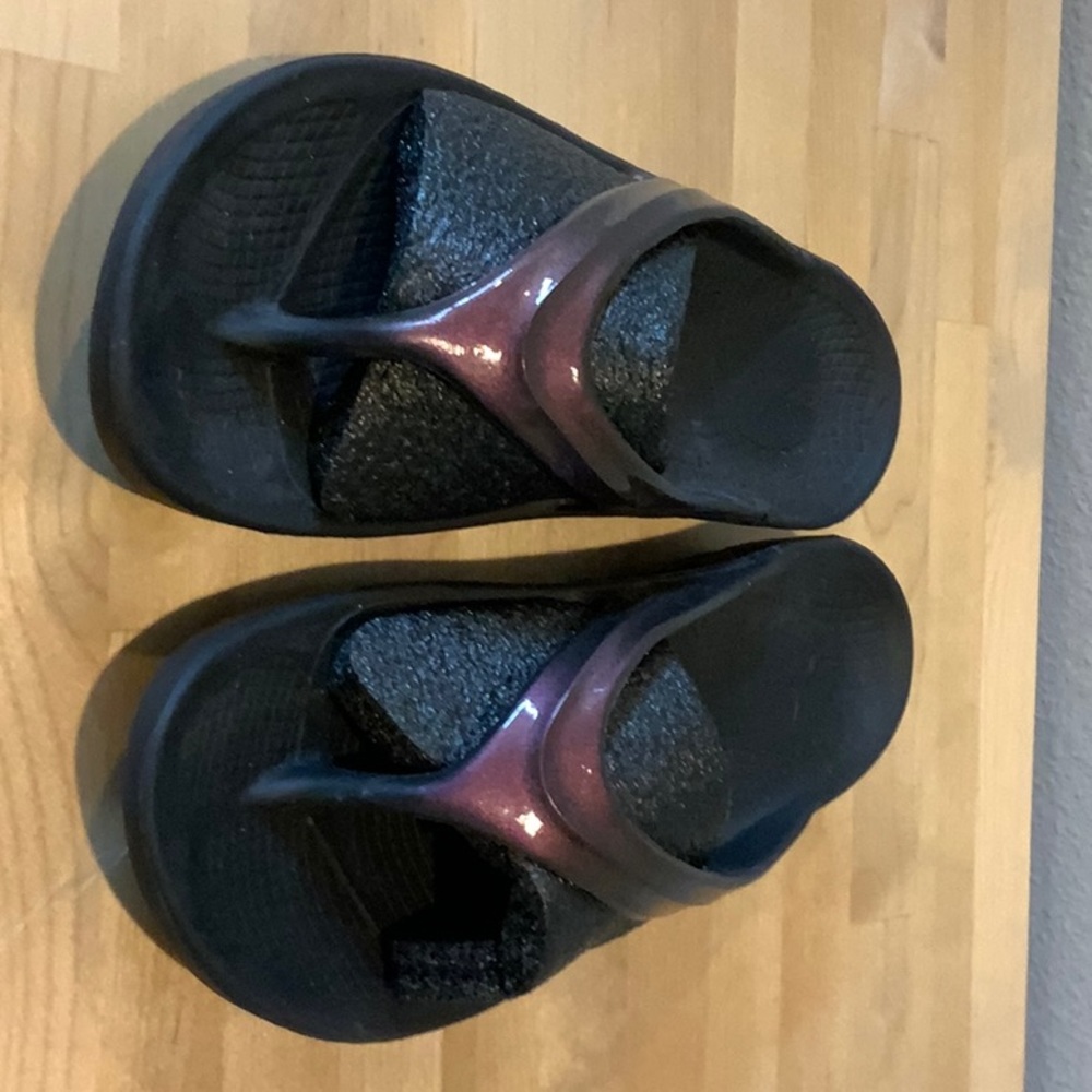 OOFOS women’s sandal size 9